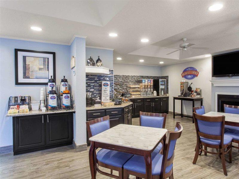 Baymont By Wyndham Jacksonville/Butler Blvd Exterior foto