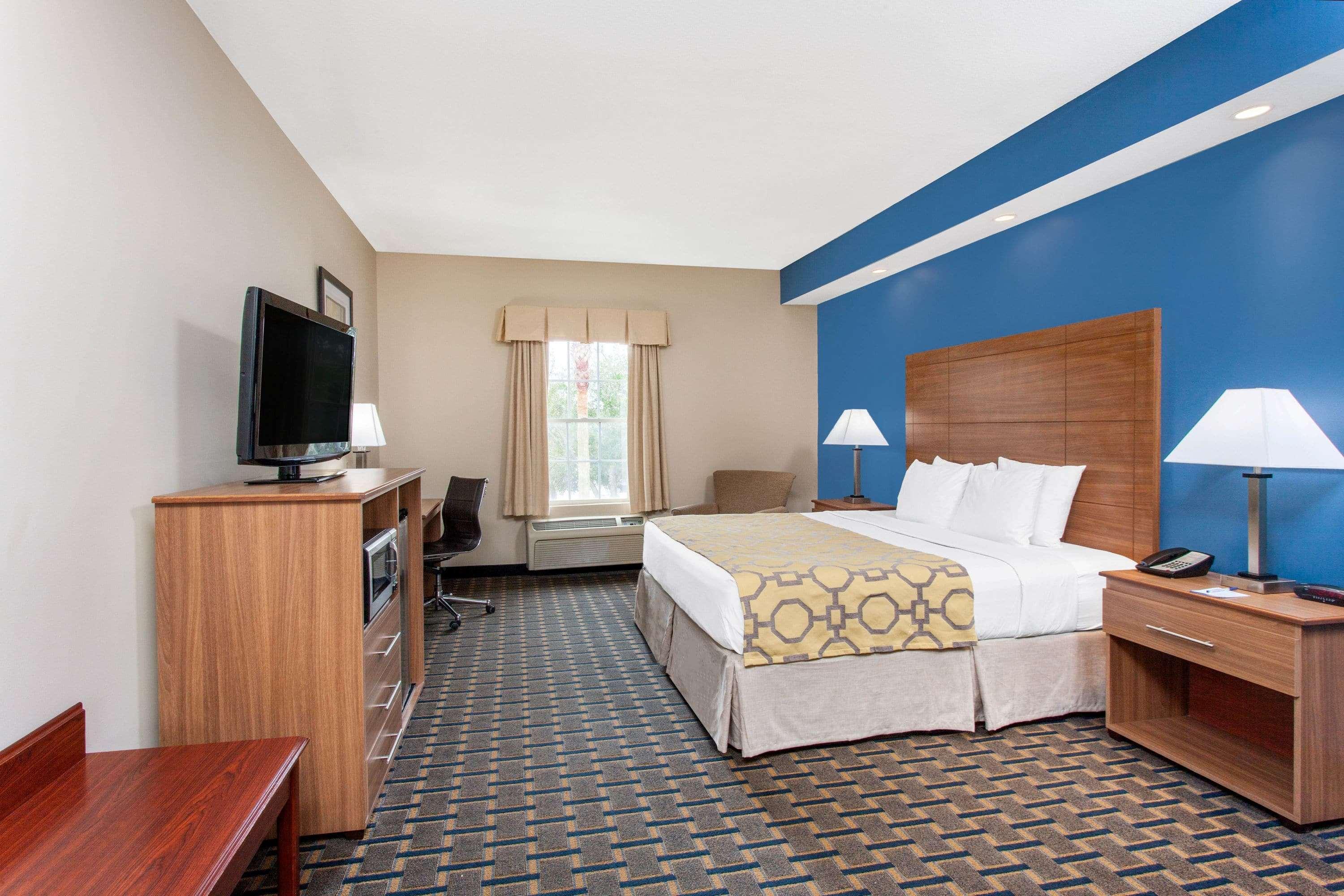 Baymont By Wyndham Jacksonville/Butler Blvd Exterior foto