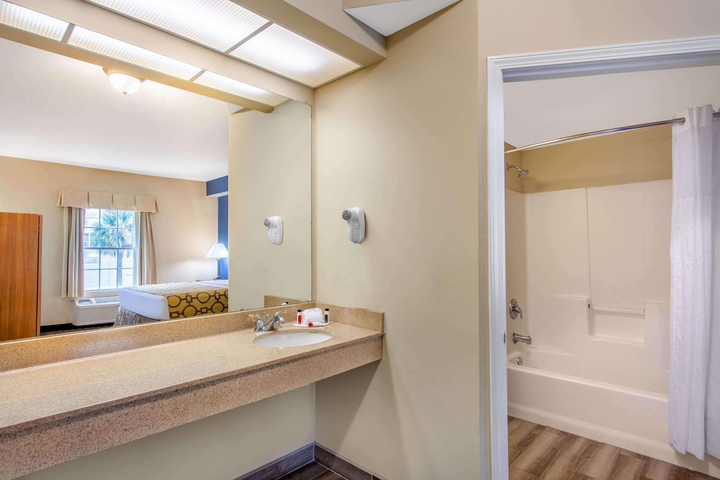 Baymont By Wyndham Jacksonville/Butler Blvd Exterior foto